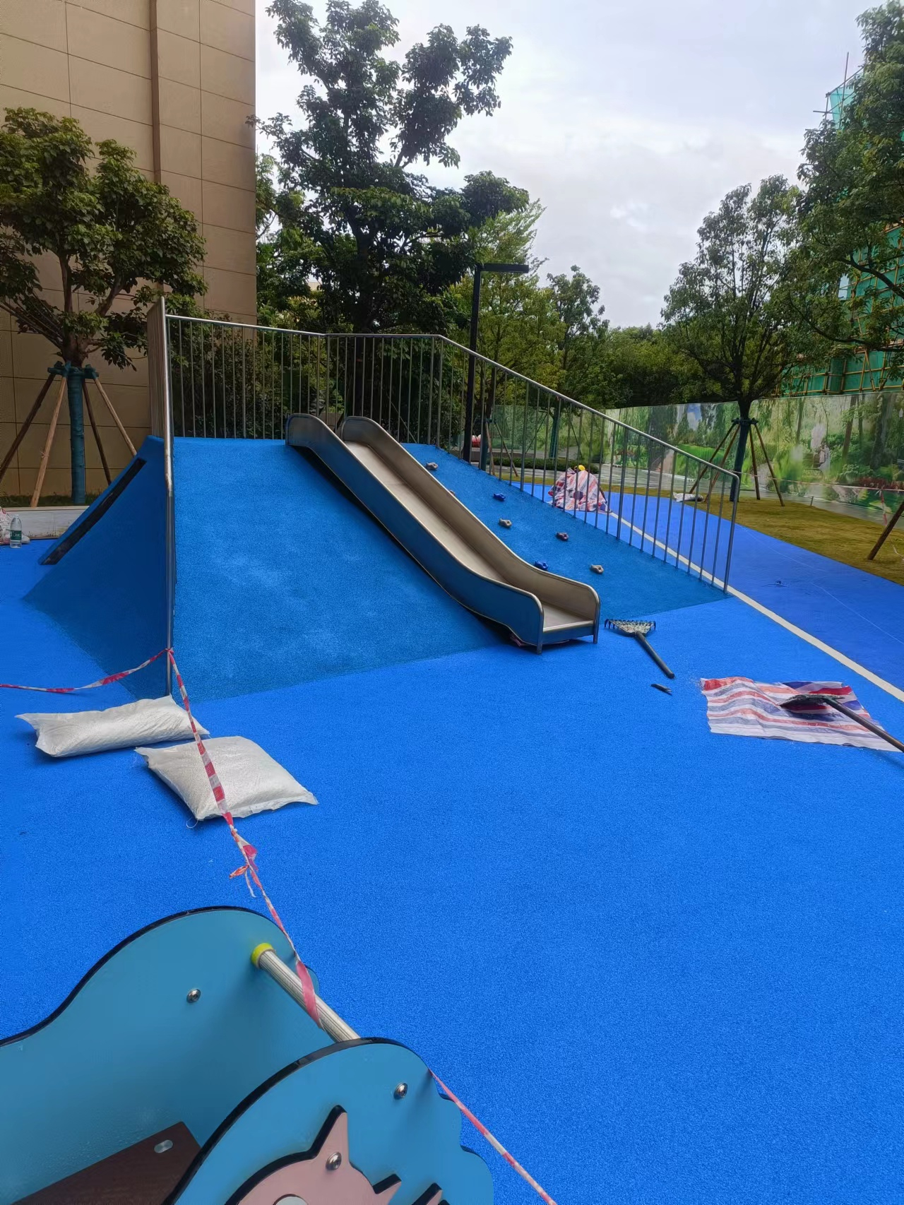 現澆地墊廠家排行榜-塑膠地坪施工工程隊-廣州颶風體育質量保證
